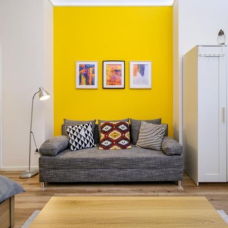 Stylish Yellow Suite In The Heart Of Budapesta Exterior foto