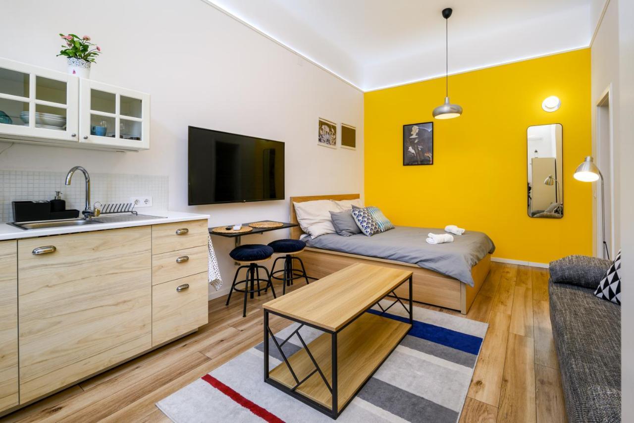 Stylish Yellow Suite In The Heart Of Budapesta Exterior foto